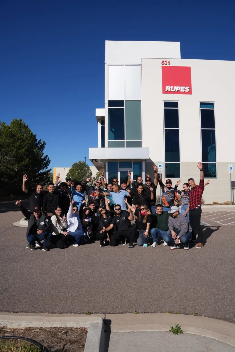Comunidad de estudiantes reunida frente a las oficinas de RUPES