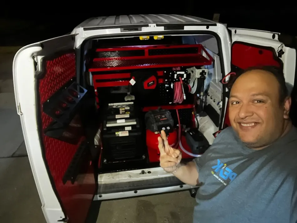 Omar, ganador del evento anterior, dentro de su van de detailing